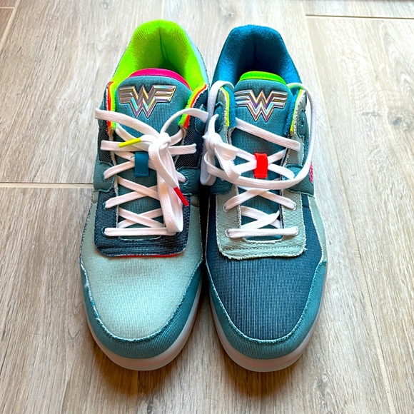 Reebok Workout Plus DC Wonder Woman Size 12M - Picture 3 of 8